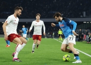 开云体育在线-罗马球员稳守后防，挑落对手，领先球船