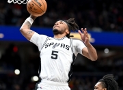 开云体育平台APP-包含新秀球员连续拿下得分王，场下观众鼓掌称赞的词条