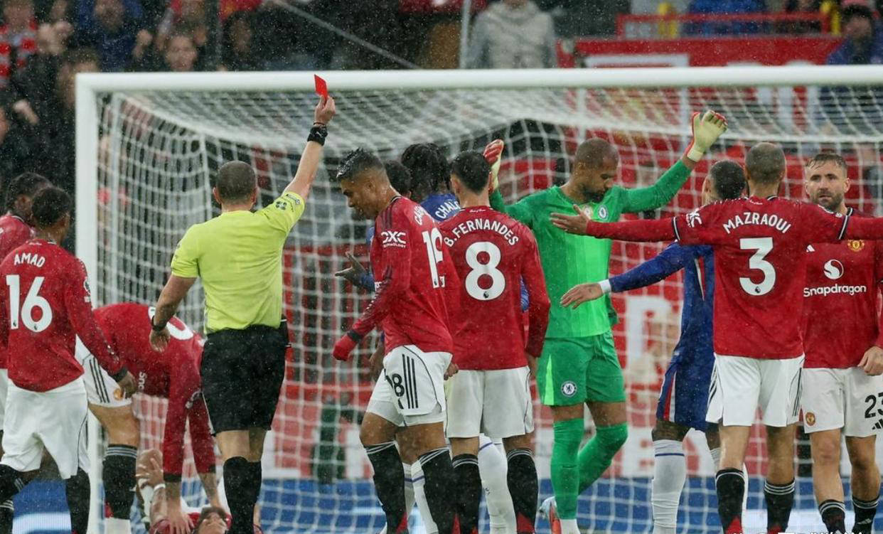 关于曼城险胜曼联，迪马利亚完成帽子戏法的信息