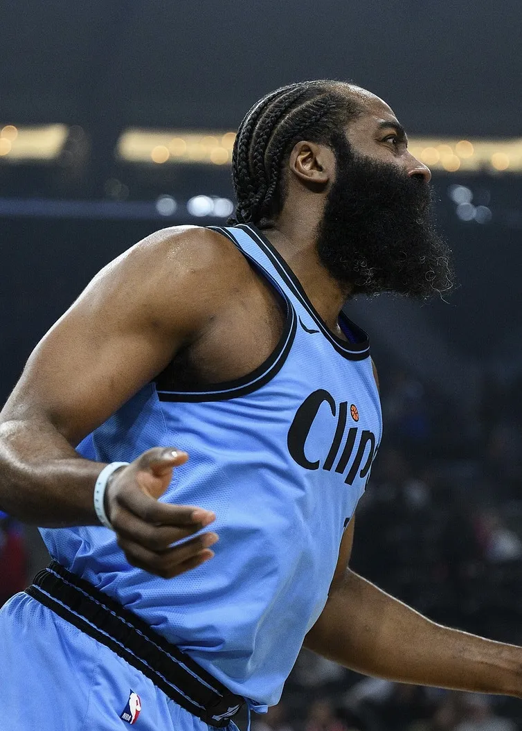 激烈对抗中快船球员表现英勇,坚守阵地 激烈对抗中快船球员表现英勇,坚守阵地