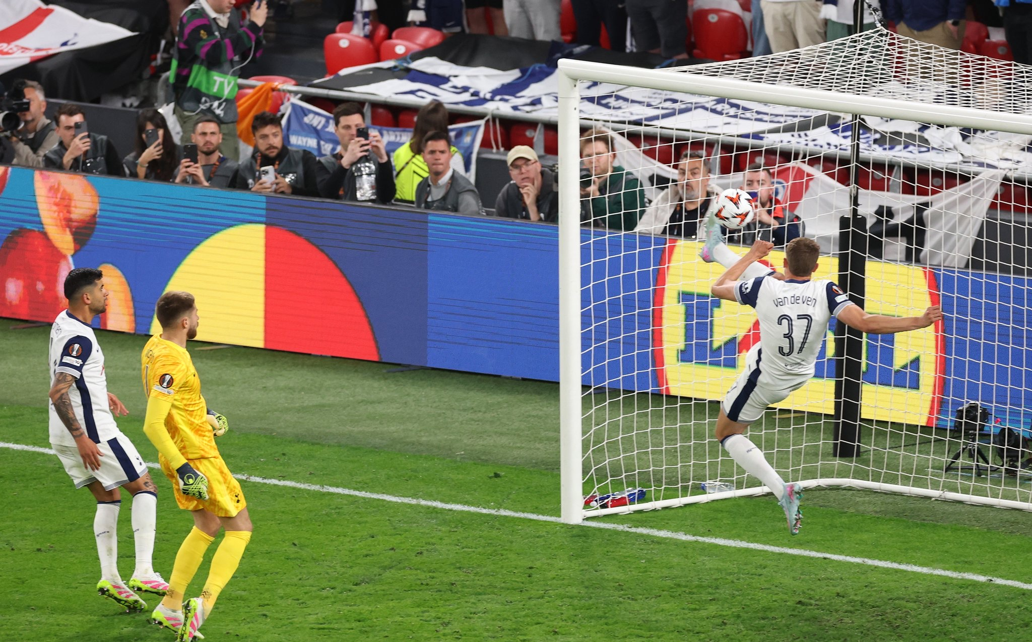 热刺主场获胜，奋力维护荣誉的简单介绍