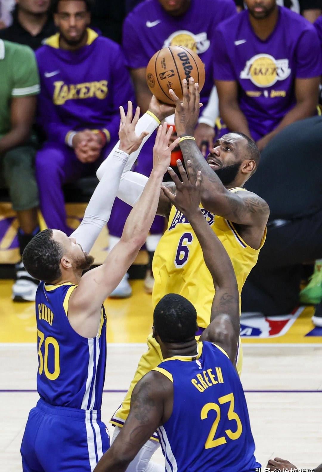 包含勇士全队高效发挥，轻松战胜对手的词条