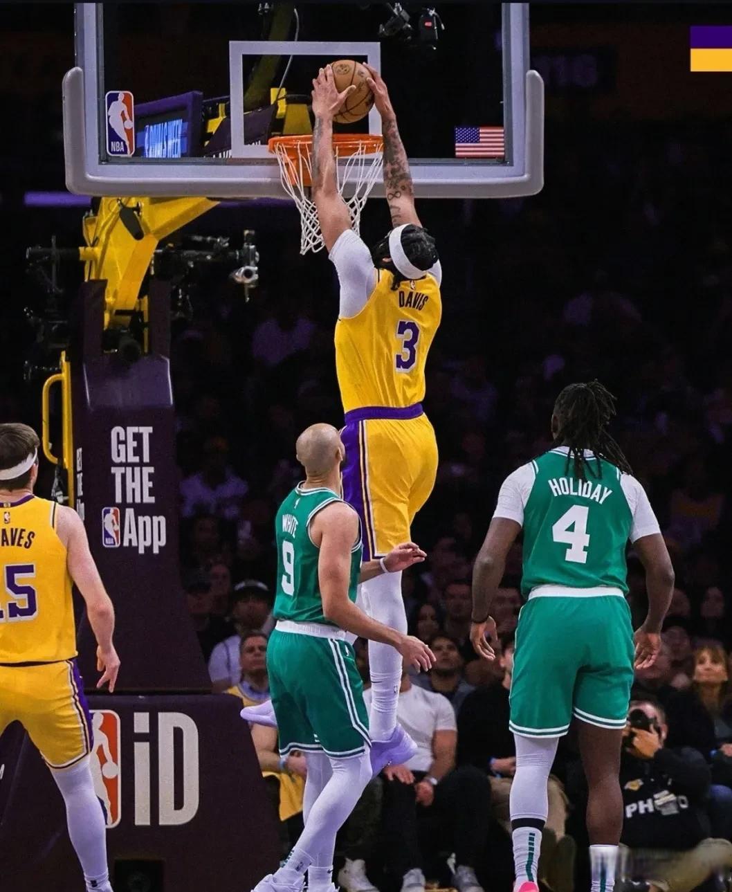 包含凯尔特人碾压猛龙，霍勒迪点燃赛场的词条